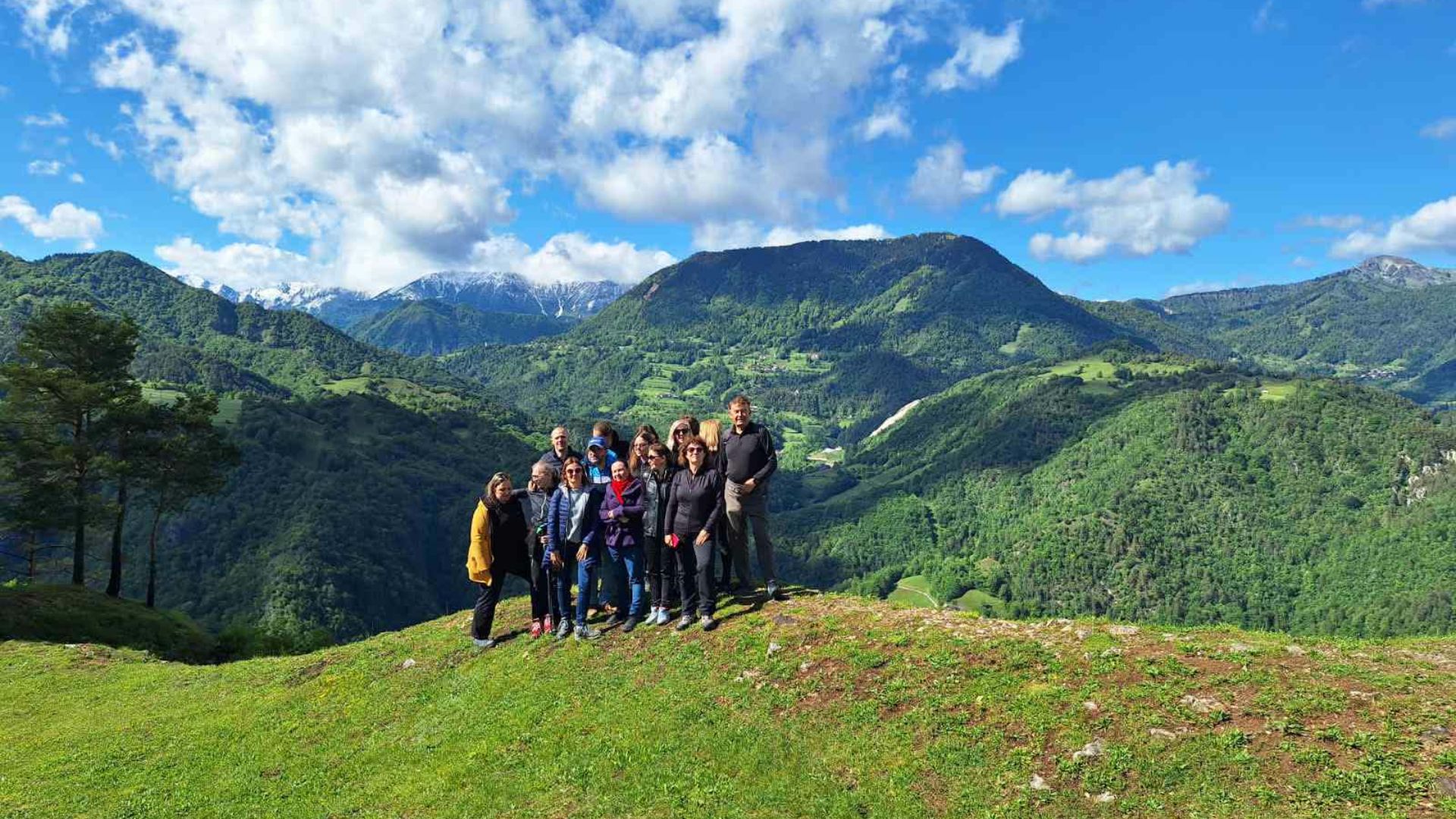 slovenski-novinarji-na-studijski-turi-obiskali- arheoloski- park-divje- babe